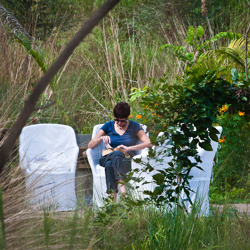 Boek lezen aan de vijver van Khem Villas